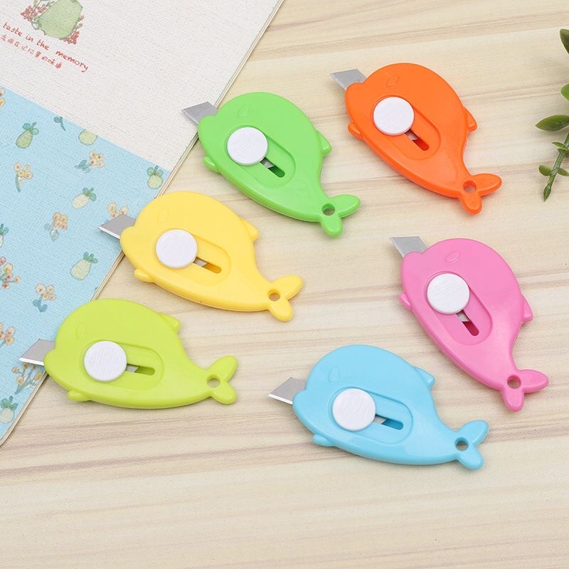 

Cutter Mini Ikan Dolphin Pisau Alat Pembuka Paket Online Shop / Kardus