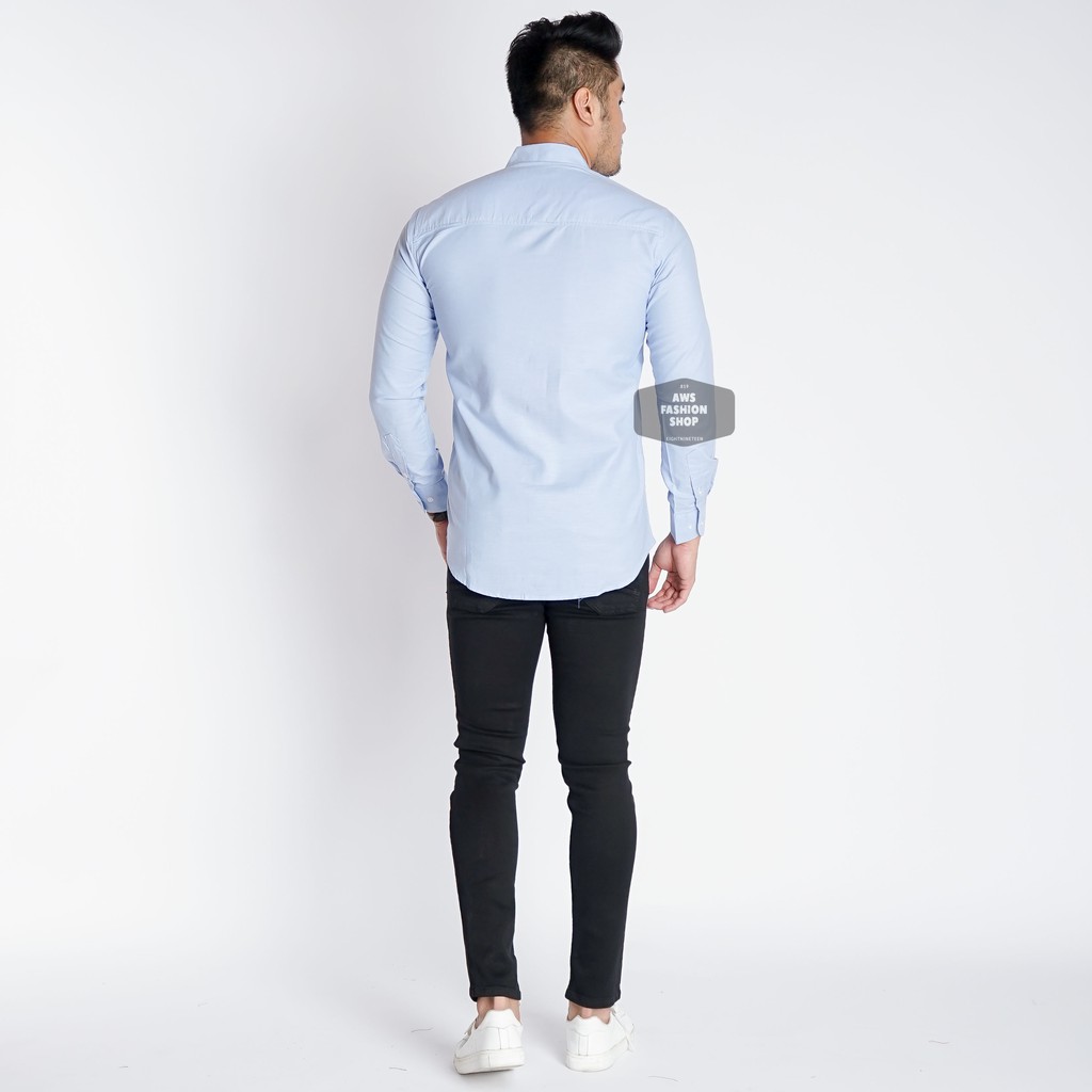 Kemeja Pria Lengan Panjang Polos Biru Muda Soft Blue Oxford Kerja Cowok Casual Slimfit EightNineTeen