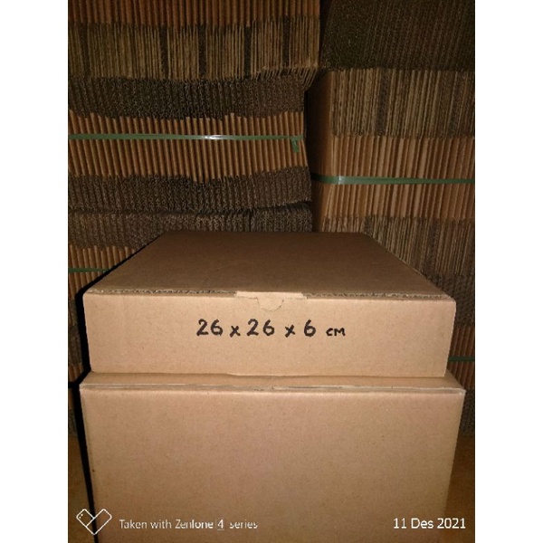 

Kardus 26x26x6 cm Die cut Baru Tebal polos luar dalam