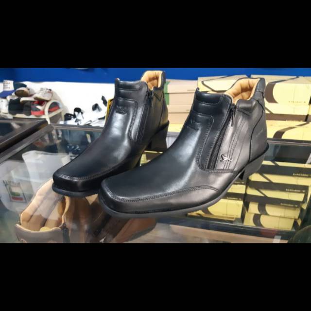 Sepatu Pria Kangaroo