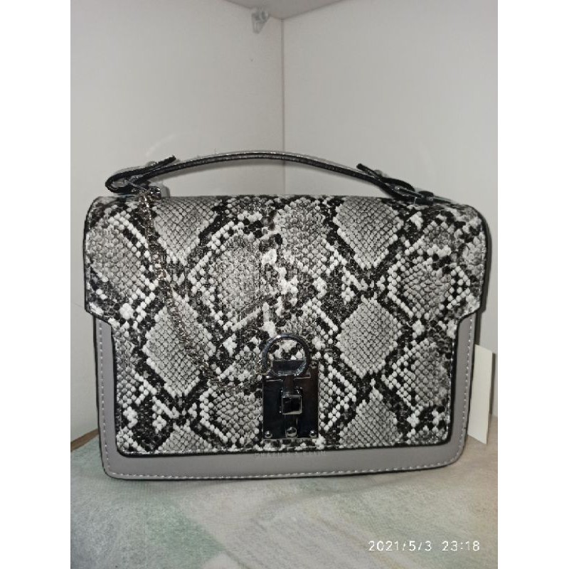 PRELOVED SLING BAG CK