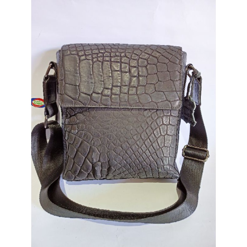 Tas selempang pria DKC warna hitam kulit buaya