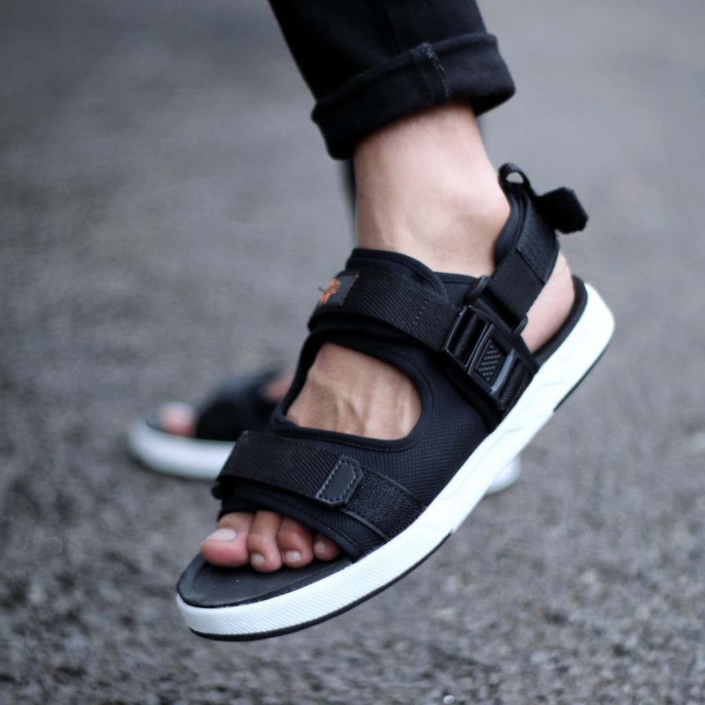 MOLK|Sandal kasual pria Sandal Slide Cowok Trendi Fashion Kekinian Tidak Licin Nyaman Ringan