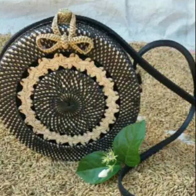 

Tas Rotan Gendis Kancing Pita size 20cm