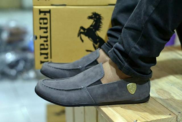 Sepatu slipon santai kerja pria