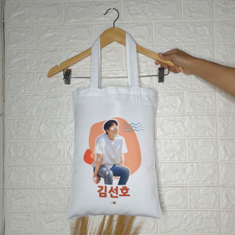 TAS TOTEBAG TAS KANVAS CANVAS BAG MERCHANDISE KIM SEONHO TAS CEWEK KIM SEON HO TOTE