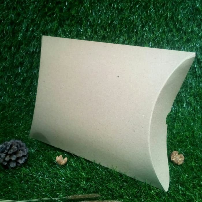 

READY STOCK PILLOW BOX/KOTAK KADO KARTON SOFTBOARD 300 gr UKURAN PLT 26 X 20 X 6CM