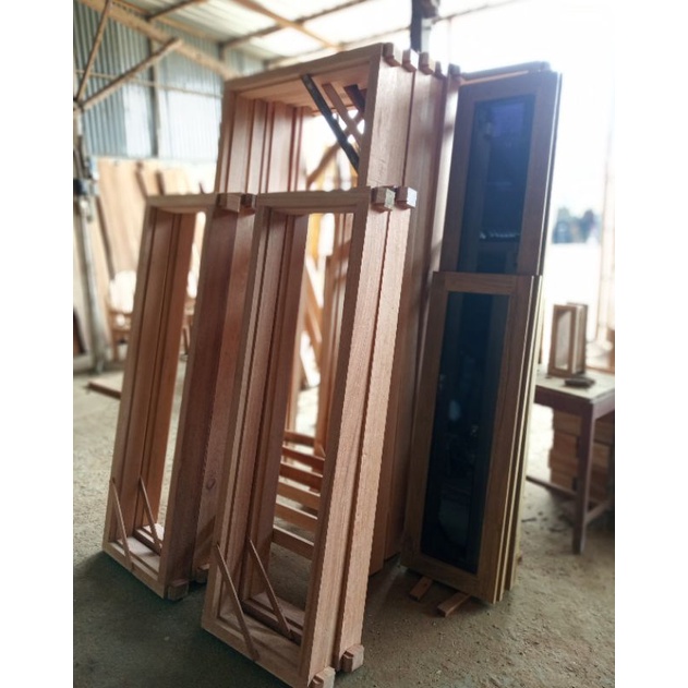 Kusen pintu kayu Kalimantan