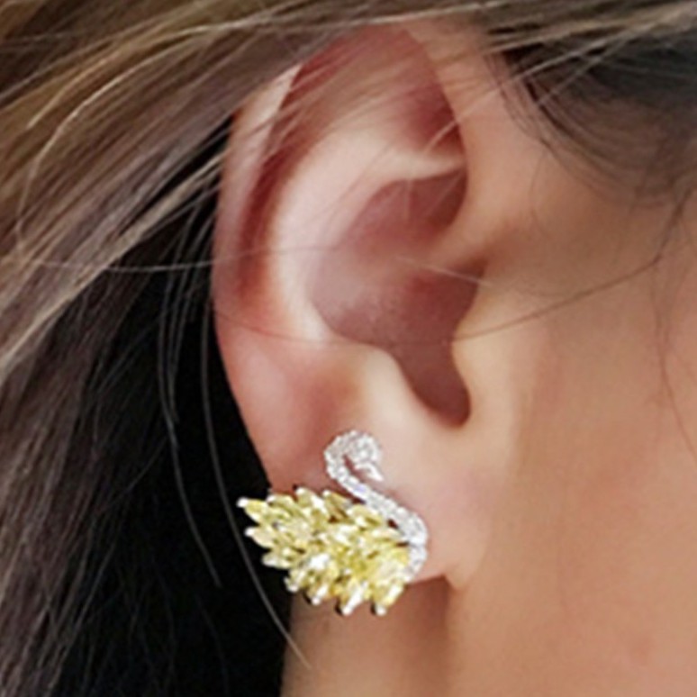 Anting Tusuk Bentuk Angsa Hias Berlian Imitasi Warna Silver Elegan untuk Wanita