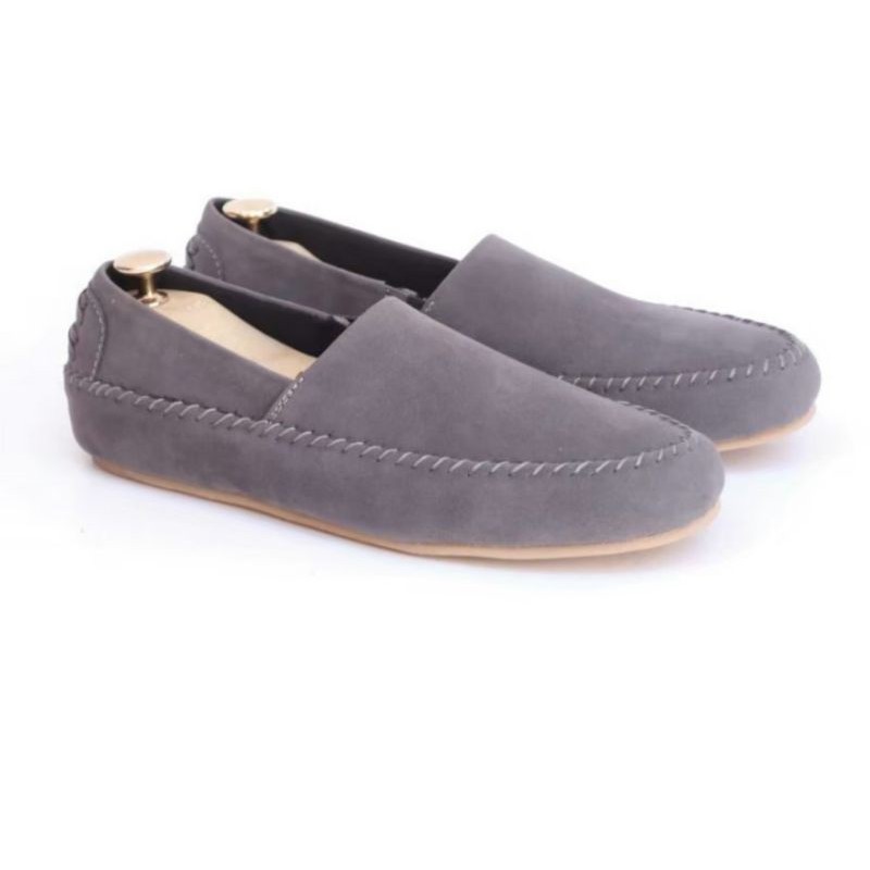 HIGHLAND GREY |WOLF x COZY| Sepatu Slip on Pria Santai Casual Formal Suede Kerja Kantor Kuliah