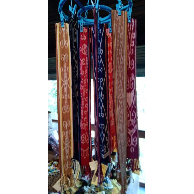 syal tenun ikat khas dayak Sintang Kalbar 6x127cm