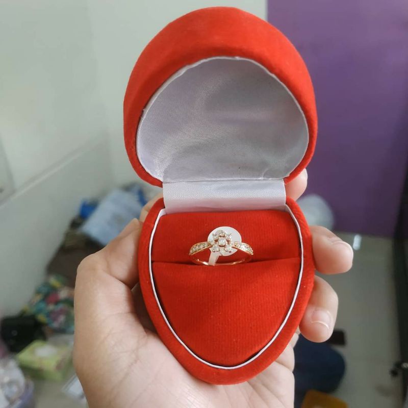 Cincin replika berlian
