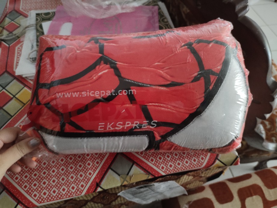 Miniso Cute Spiderman Face Medium Bantal Boneka Bulat Red 36 X 36cm