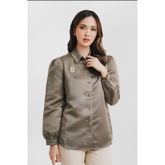 EMILY SHIRT OLIVE BENANG JARUM SIZE S PRELOVED