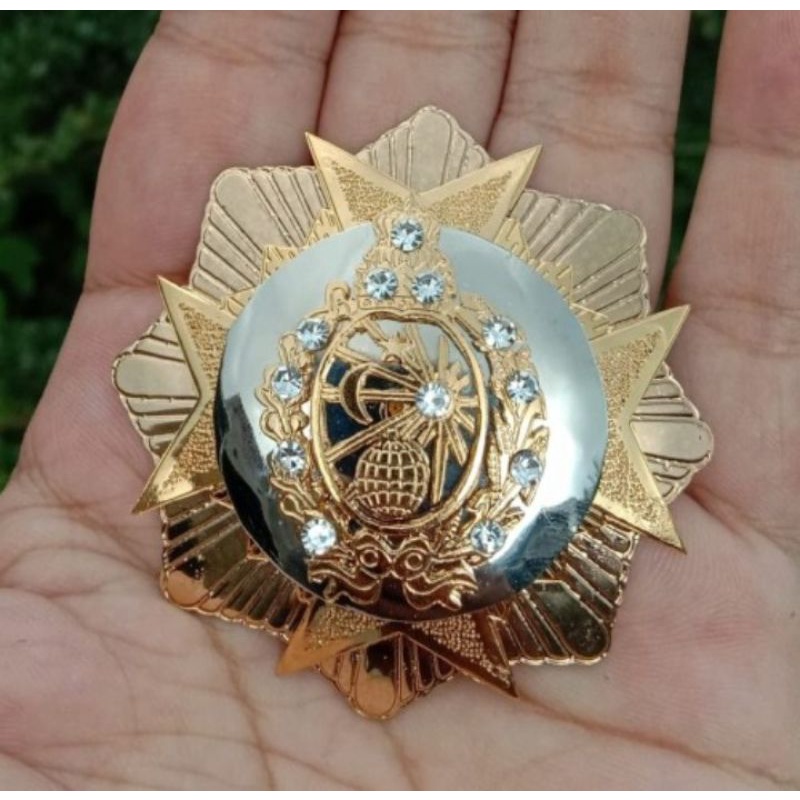 Pin Bros Logo Keraton Sepuhan Kuning Emas Istimewa