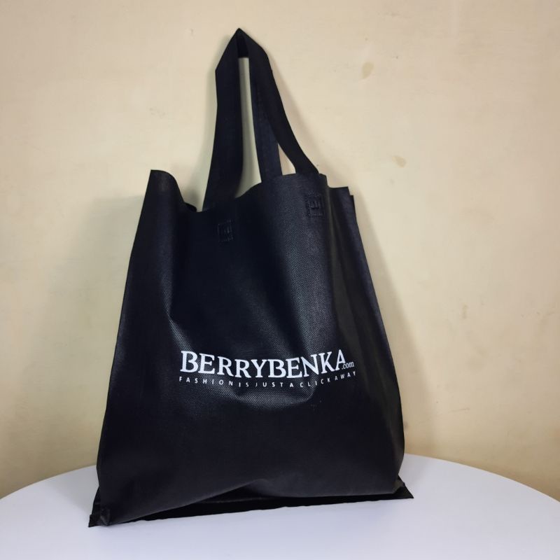 

Goodie Bag BB Hitam 30x40 cm Hampers Kado Tas Spunbond Anti Air