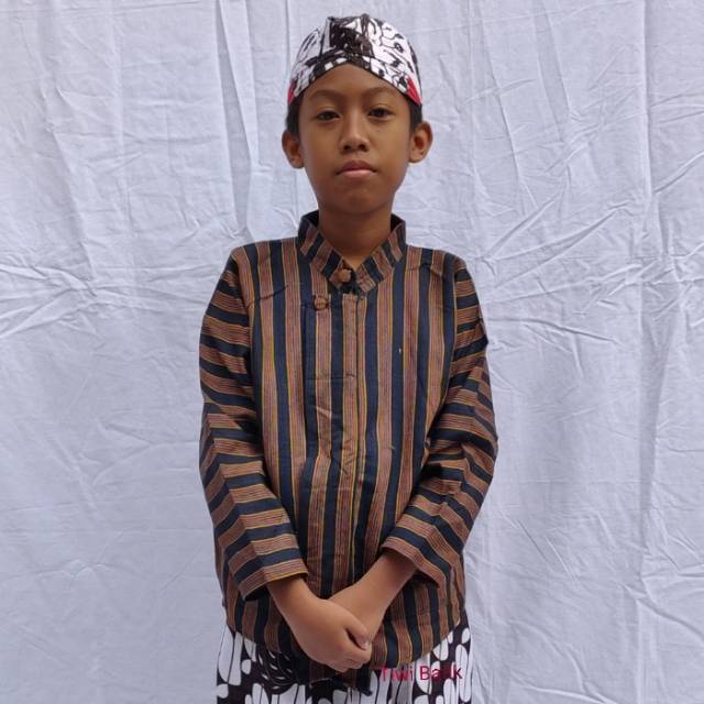 Surjan Lurik Anak Laki-Laki Dan Blangkon Adat Jogja