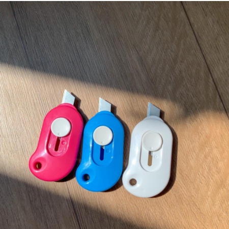 

CUTTER MINI JOYKO PEMOTONG KERTAS KECIL MURAH BERKUALITAS UNIK LUCU 3 VARIAN WARNA