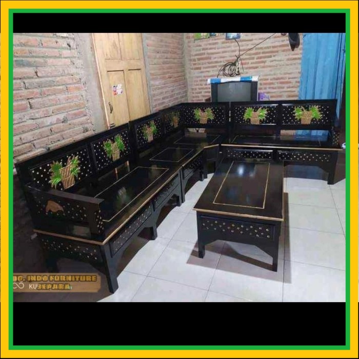 kursi tamu kayu jati untuk ruangan pojok warna hitam kombinasi ukir