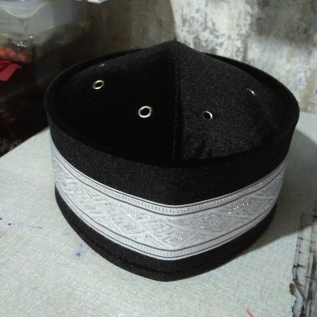 Peci UJE hitam bludru renda silver