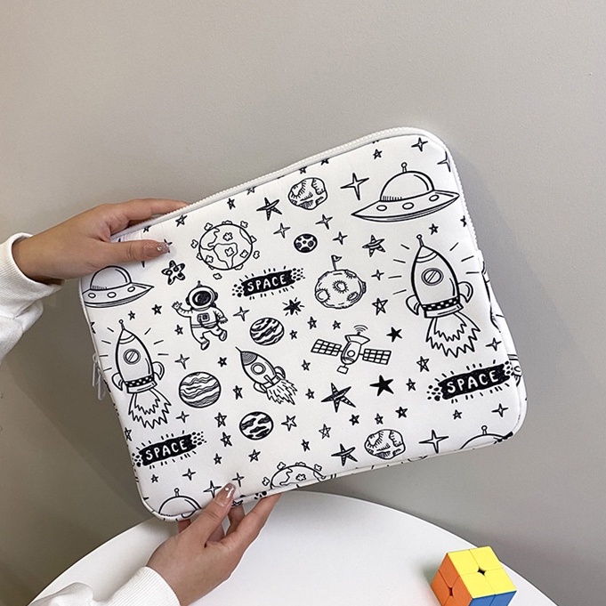 Sleeve Pouch Sarung Tas Bag Case Ipad Tab Tablet Macbook Air Pro Laptop Asus Acer Lenovo HP Huawei 11 12 13 14 15 inch Motif Gambar Galaxy Astronot Lunar Planet Space Warna Putih Hitam Lucu Cute Murah Korean Model Slot Ruang Stationary Organizer