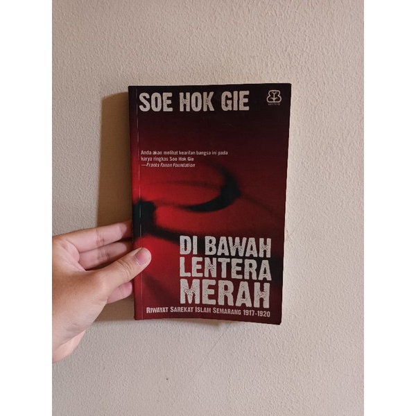 DI BAWAH LENTERA MERAH - SOE HOK GIE