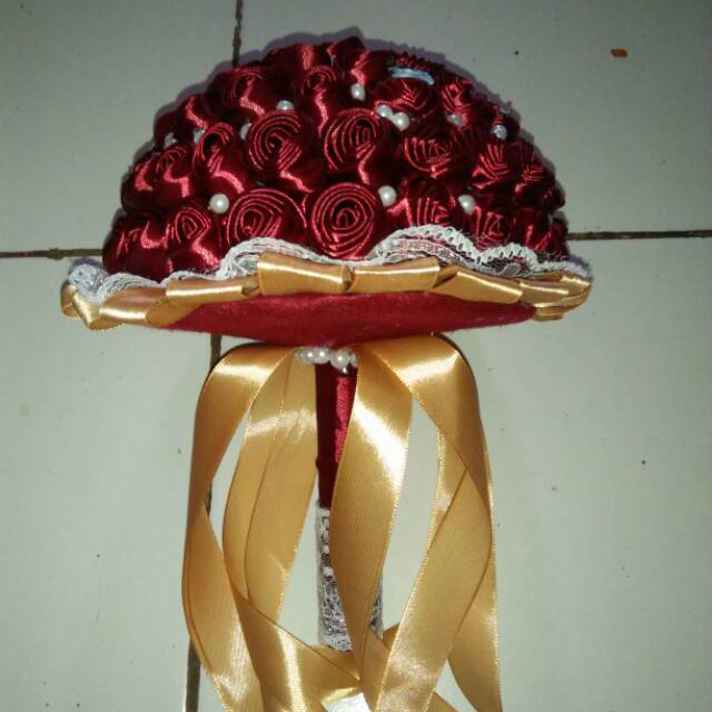 Buket bunga merah marun kombinasi gold
