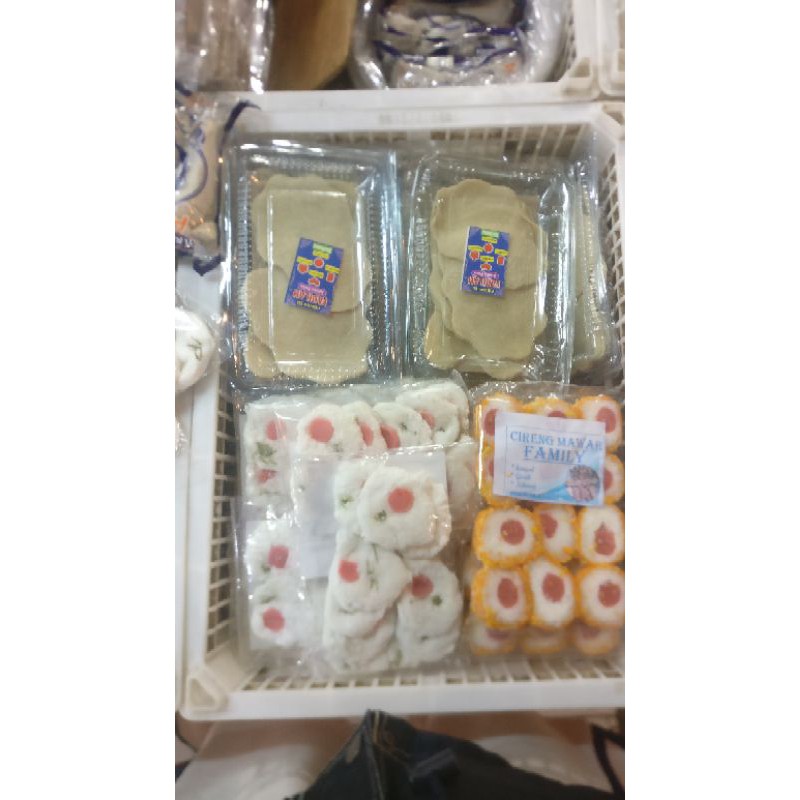 

Aneka macam makanan ringan