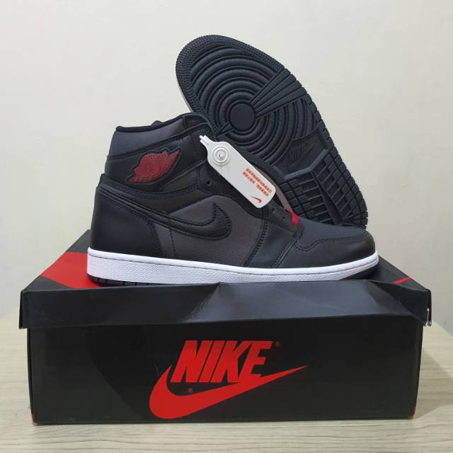SEPATU BASKET AIR JORDAN 1 HIGH OG BLACK SATIN