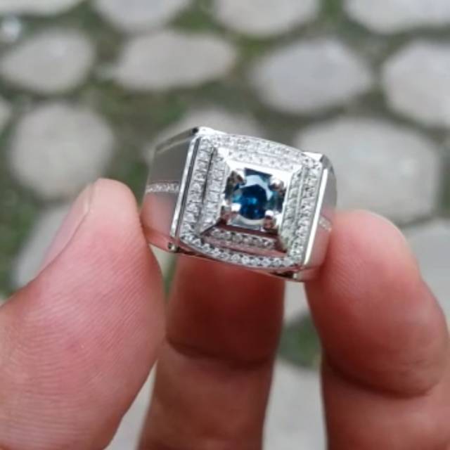 Cincin berlian biru