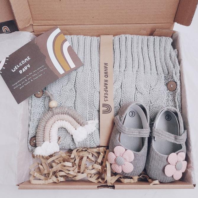 HAMPERS Selimut Rajut & sepatu baby prawalker rajut