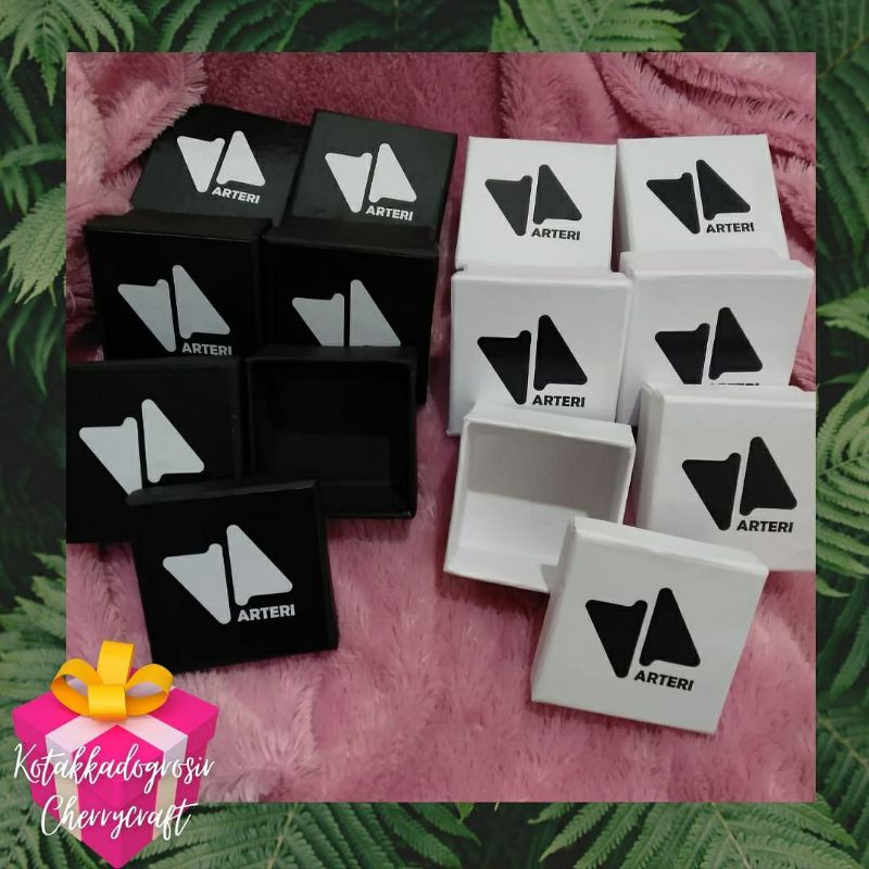 

Box Packing untuk gelang atau acc 6x6x3 cm emas atau kalung