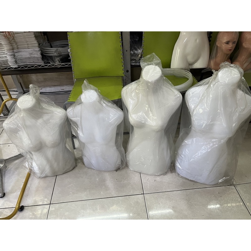 Patung manekin wanita tanpa kepala