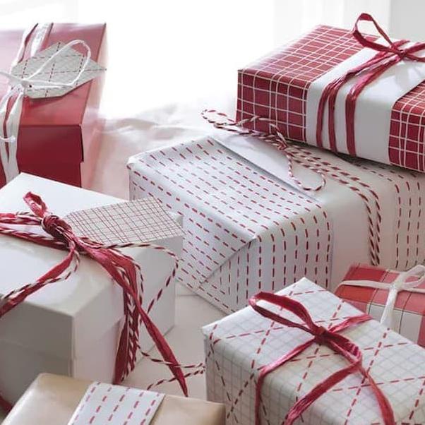 

HC Kertas Kado - Rol warna merah putih berpola kotak kotak 3 meter
