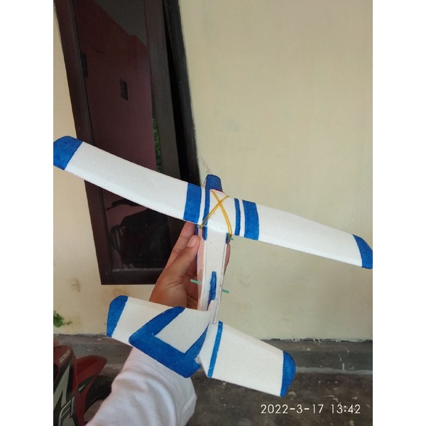 Mainan psawat tnaga karet bisa terbang