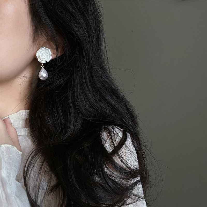 Anting Tusuk Gantung Bahan Sterling Silver 925 Desain Bunga Mawar + Mutiara Gaya Barok / Elegan Untuk Wanita