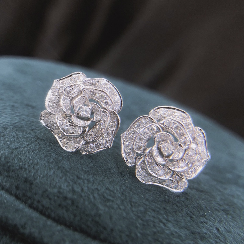 Anting Tusuk Retro Desain Bunga Kamelia Hollow Hias Zircon Untuk Hadiah Valentine