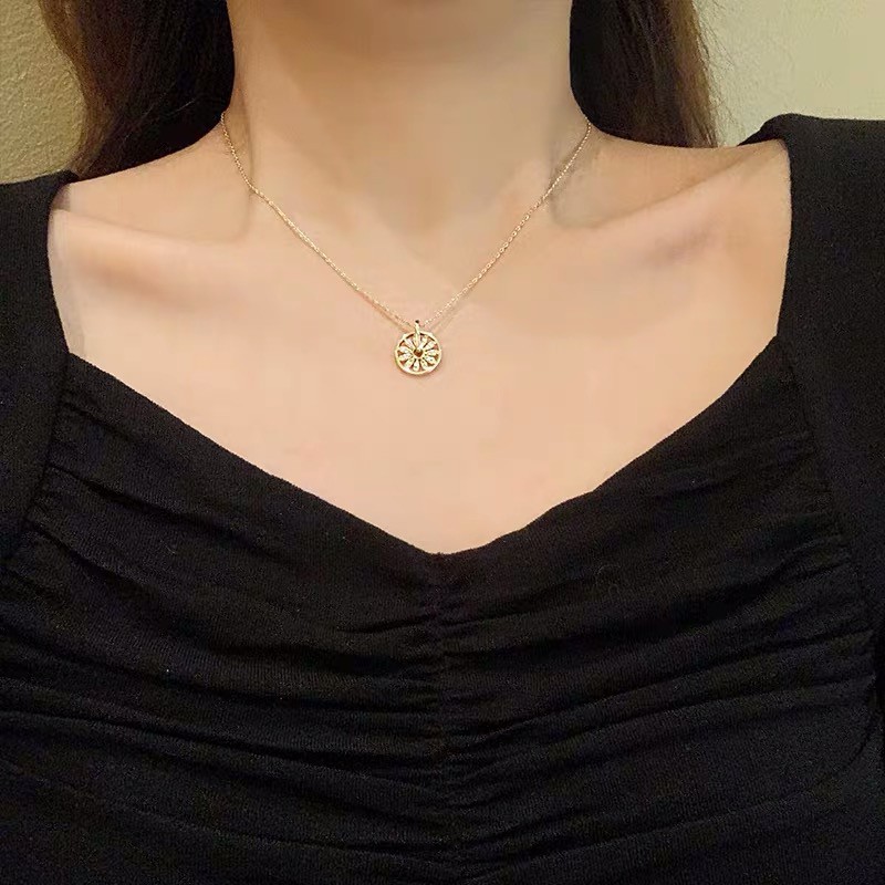 Kalung Rantai Klavikula Hias Liontin Model Hollow Dapat Diputar