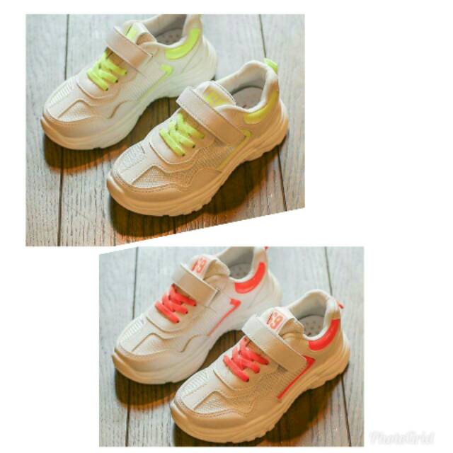 Sepatu kets putih anak perempuan