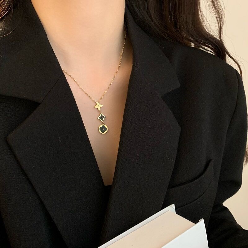 Kalung Liontin Clover Bahan Titanium Steel Warna Emas