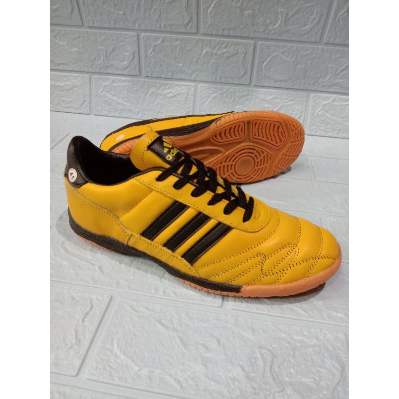 sepatu sport/ putsal asli kulit
