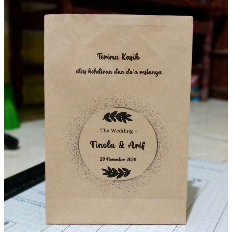 

Paper Bag Custom Desain 1pak (isi 50biji) ukuran 16x6x24.5 - Paper Bag Murah - Paper Bag Tali Kur