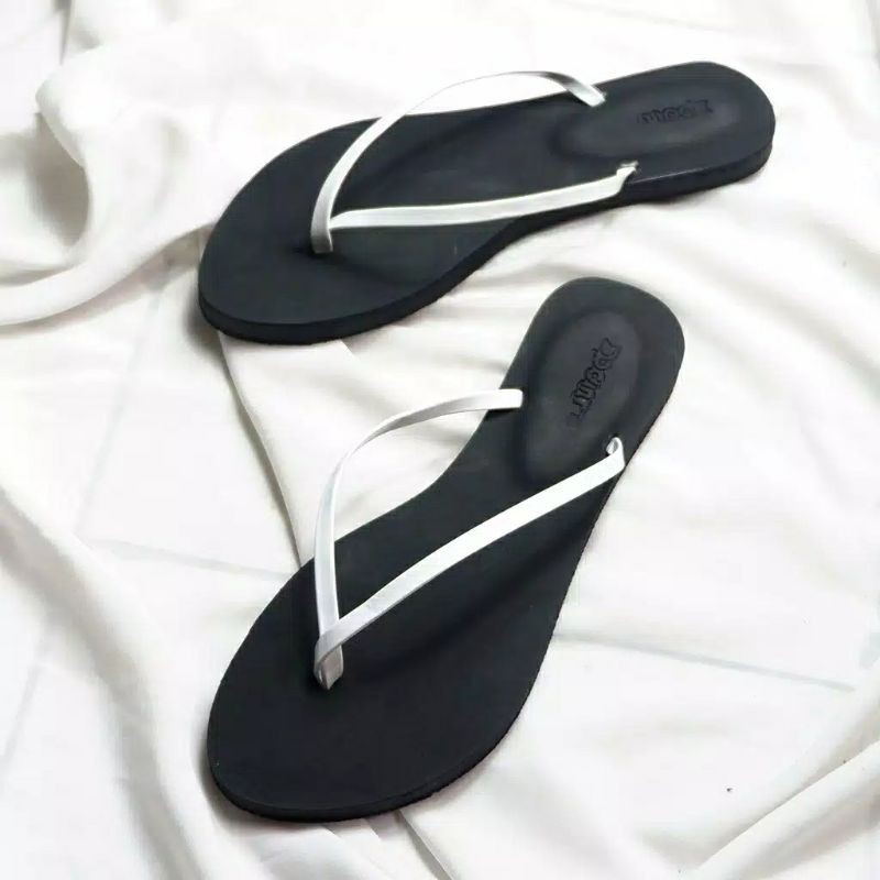 Sandal Jepit Karet Wanita Thostee Rubby pusatmode1234-Hitam Putih