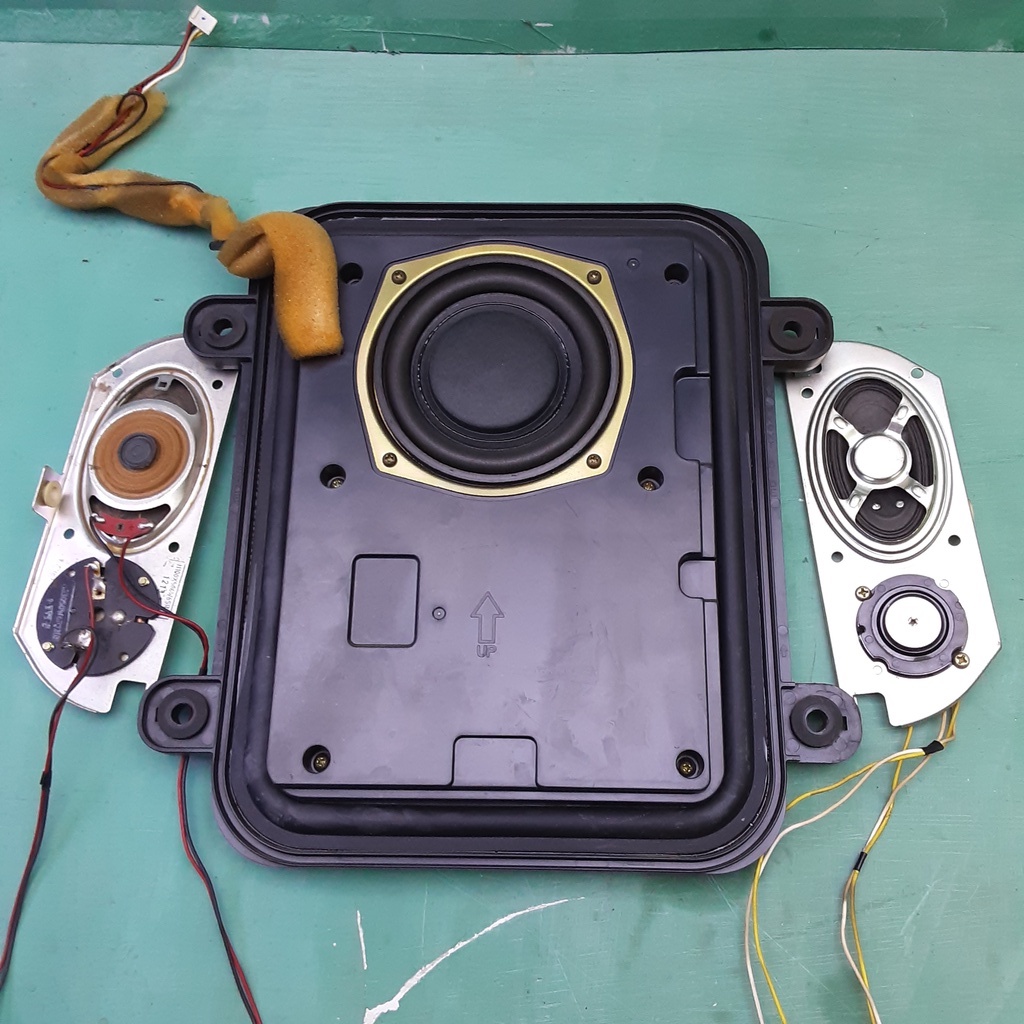 Speker Subwofer Polytron LCD 5in dan twiter middle