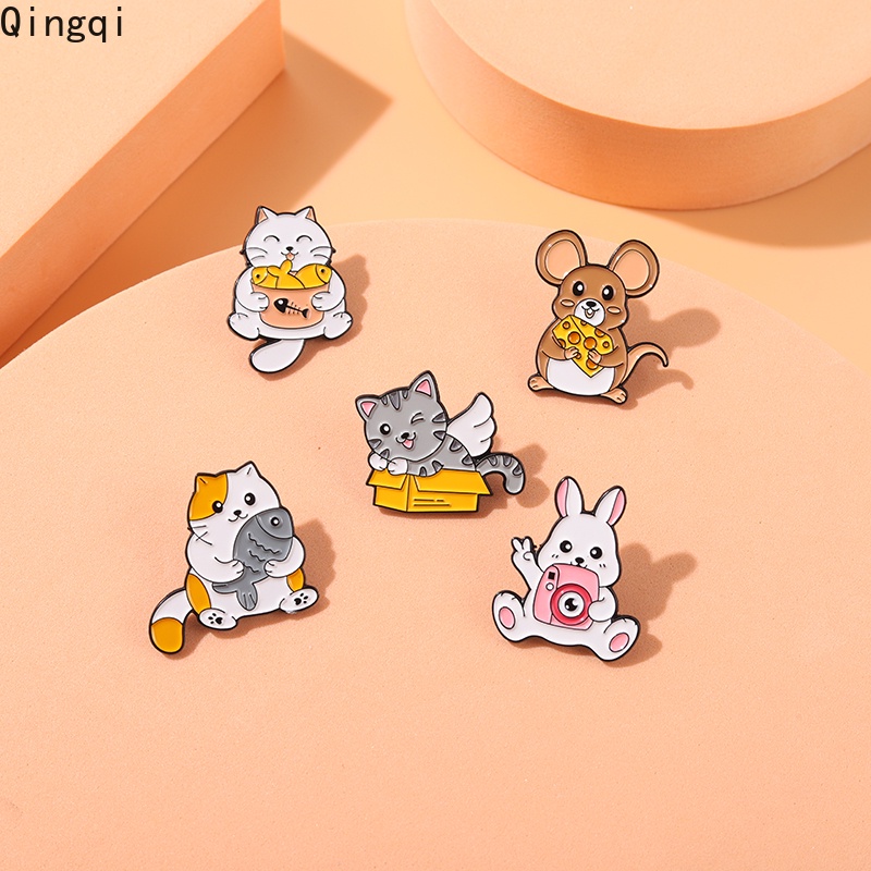 Bros Pin Enamel Bentuk Kartun Kucing / Kelinci / Tikus / Ikan Untuk Aksesoris Tas / Kemeja