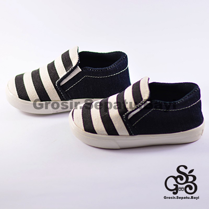 sepatu anak laki laki slip on motif garis hitam putih murah