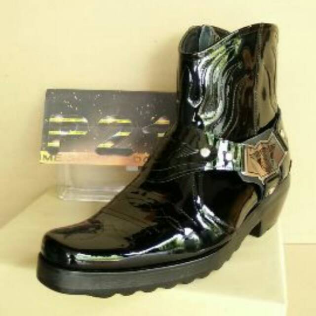 Sepatu p21 tunggang pendek
