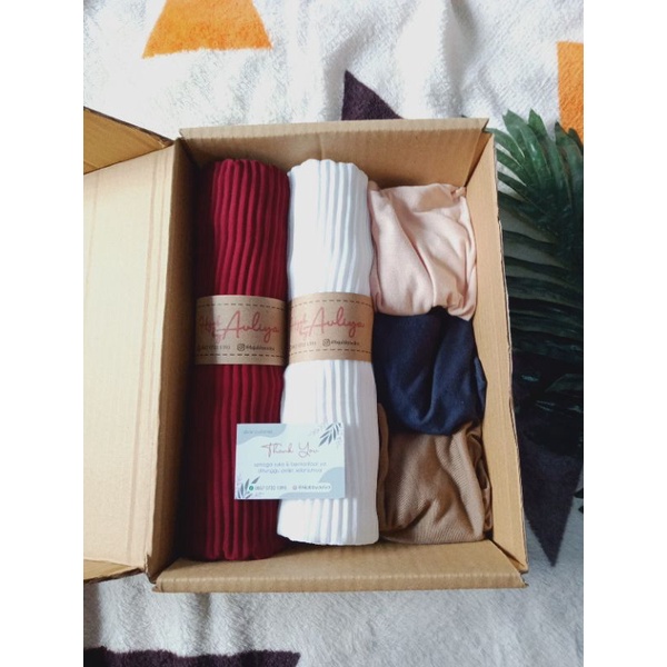 

Paket (2) Hampers Pashmina Plisket