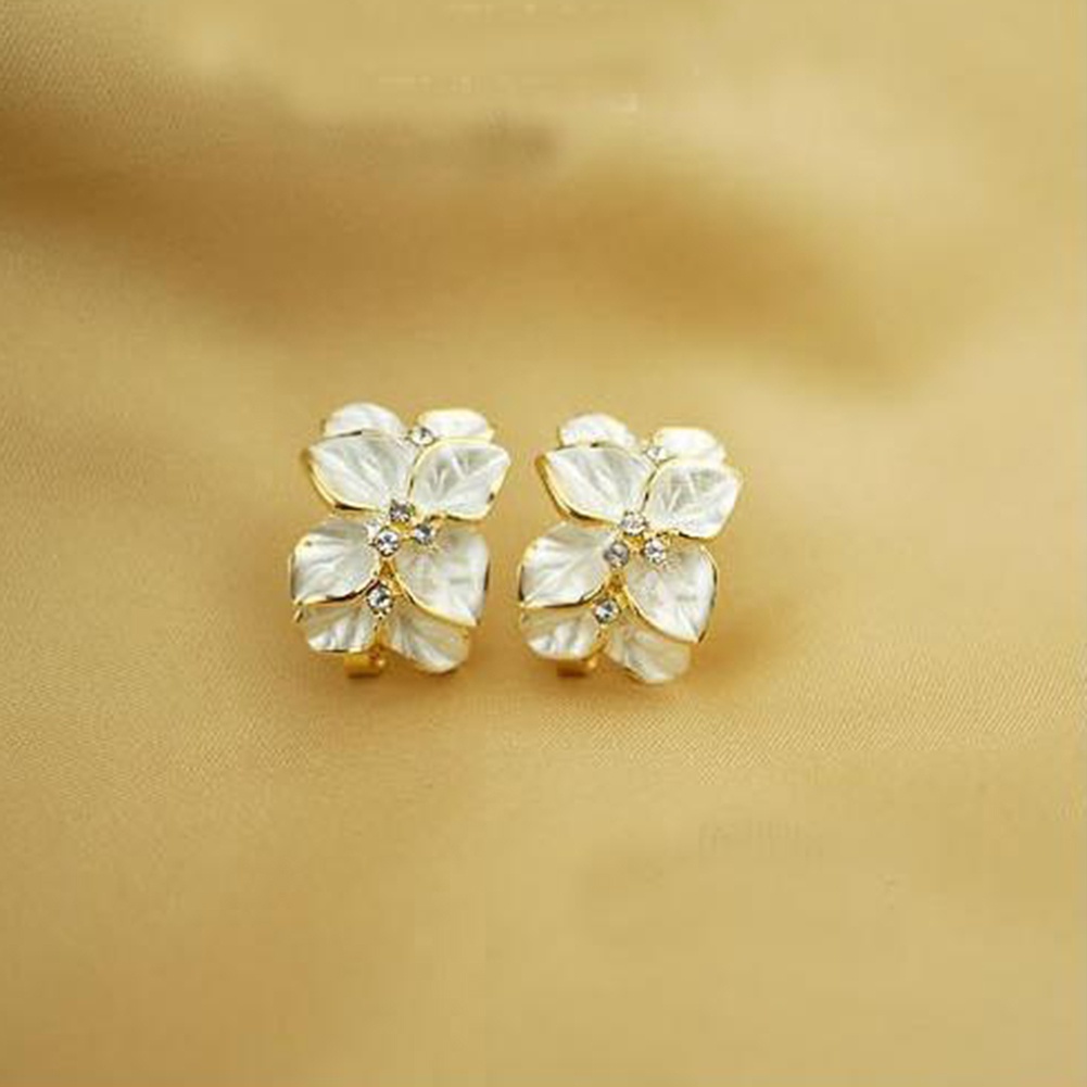 Anting Stud Desain Bunga Gardenia Aksen Berlian Imitasi Untuk Wanita