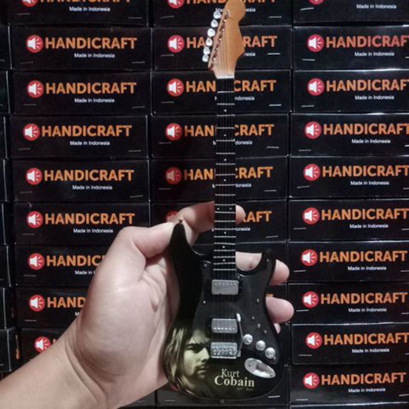 Miniatur gitar fender stratocaster hitam wajah kurt cobain